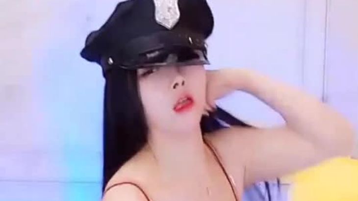 【斗鱼零零】大奶翘臀诱惑热舞，湿身、牛奶、摇臀