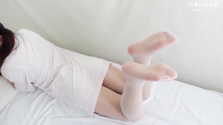 【IESS趣向】美女模特丝袜美腿美足OL写真之白白的微胖妹妹