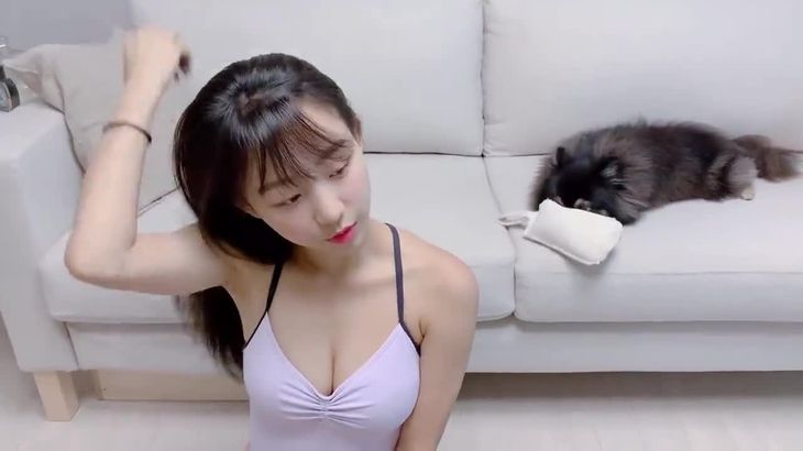 小美女家中自娱自乐