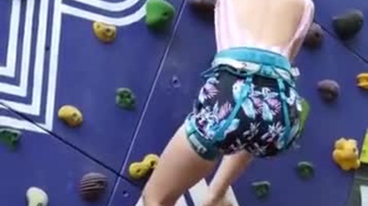 扎马辫美女冲浪写真秀