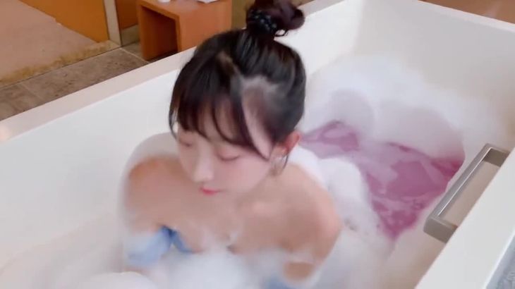 漂亮女神浴室玩泡沫