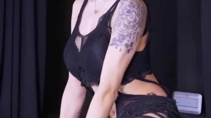 纹身妹子舞台秀 真刺激