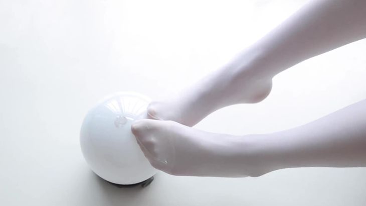 清纯萌妹子玩球