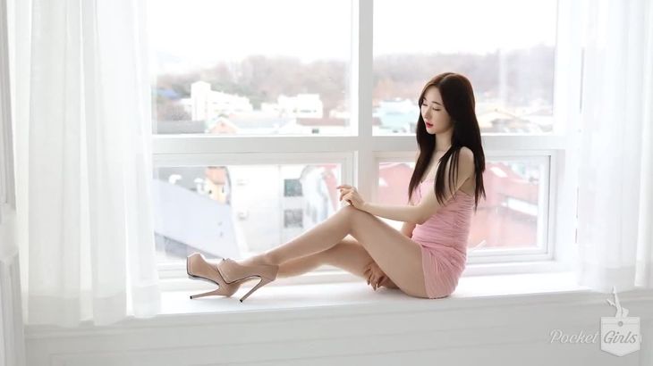 粉色长高跟美女