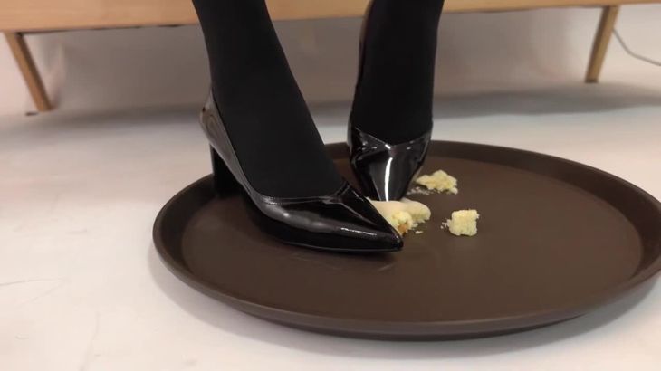 女仆装萝莉妹砸