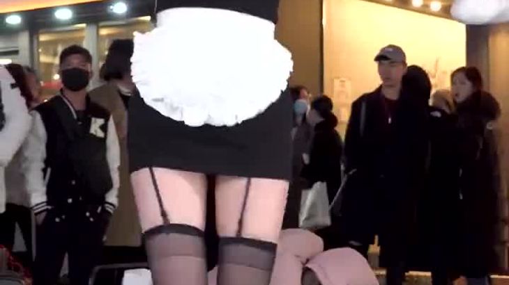 黑丝美女街头热舞