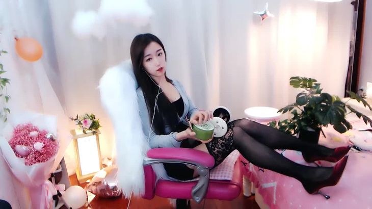 【夏喵娜KINA酱ASMR】吊带袜高跟鞋小姐姐为你舔耳哄睡