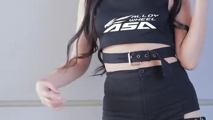 高挑妹子身材前凸后翘