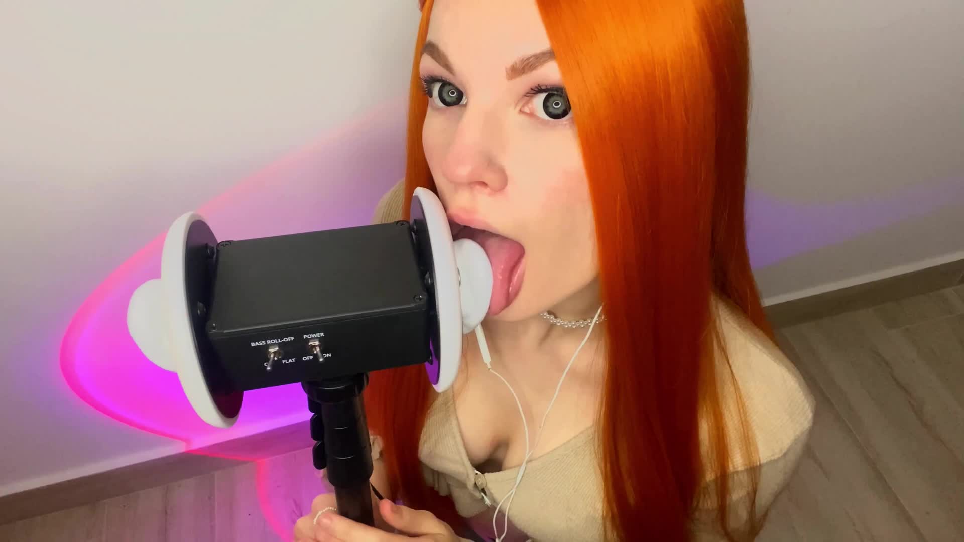 高颜值俄罗斯毛妹助眠，特有的舔耳真的绝了！15