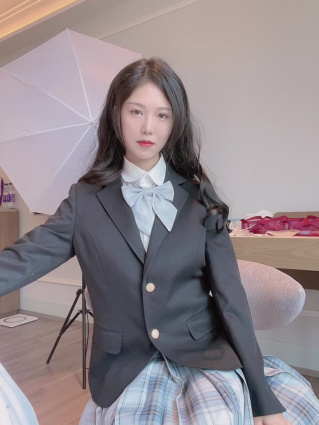 【抖娘利世】最 近 火 爆 高 顔 值 網 紅 美 女  最 新 定 制 新 作  JK制 服 超 誘 惑