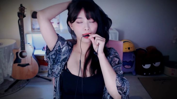 Earphone-nibbling-l-MIMO-ASMR