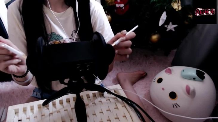 【Aki秋水ASMR】新年快乐happy new year！刷刷耳朵舒服一下~涂了绿色的指甲油嘻嘻