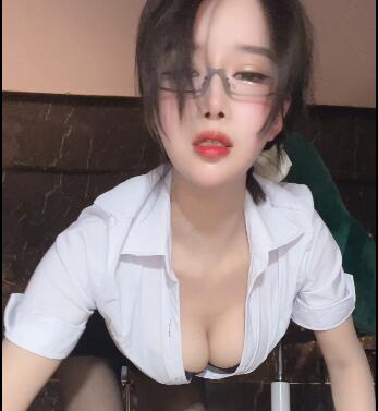 小恩雅情景剧-老师上课被塞玩具.