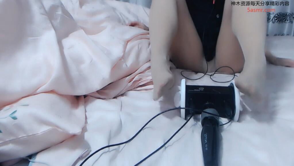 斗鱼甜酥小奶猫飞机福利 用脚按摩.