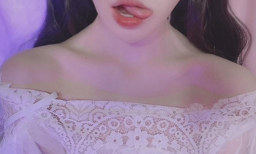 唐樱樱ASMR 学妹enen 舔耳抹胸.