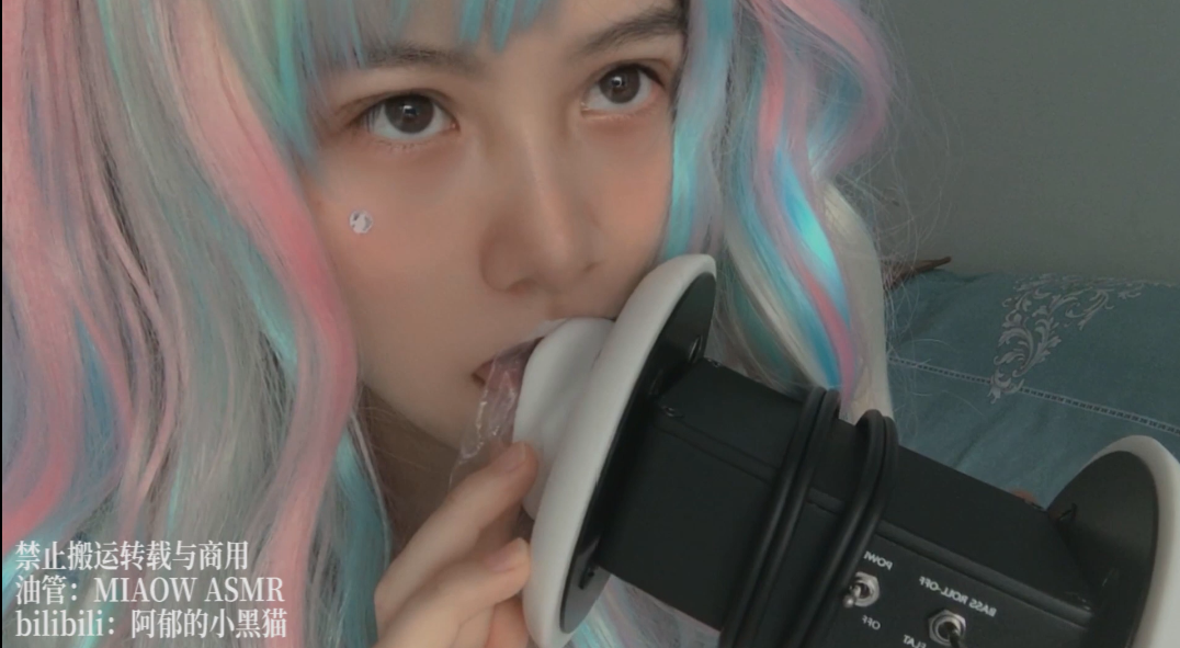 阿郁的小黑猫会员舔耳.