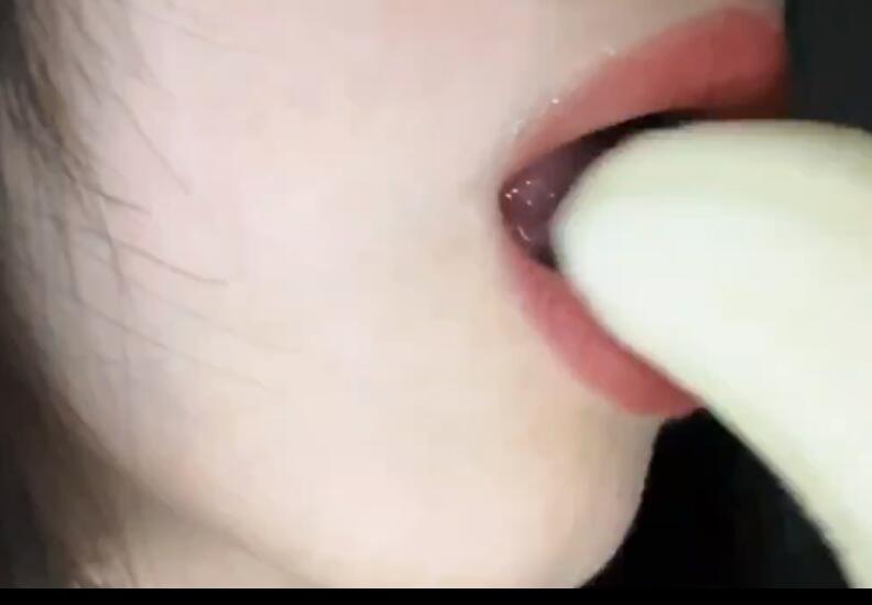 Nana困薯 舔香蕉.