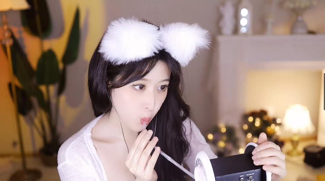 虎牙大伊伊ASMR 吸管＋芦荟胶.