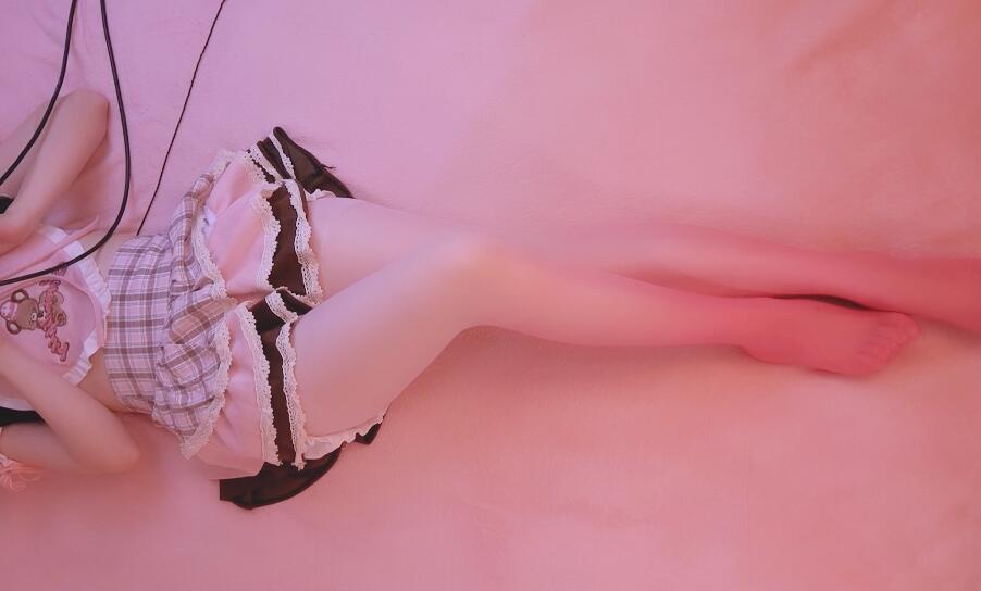 小羊喵 穿粉粉的丝袜躺下求抱抱.