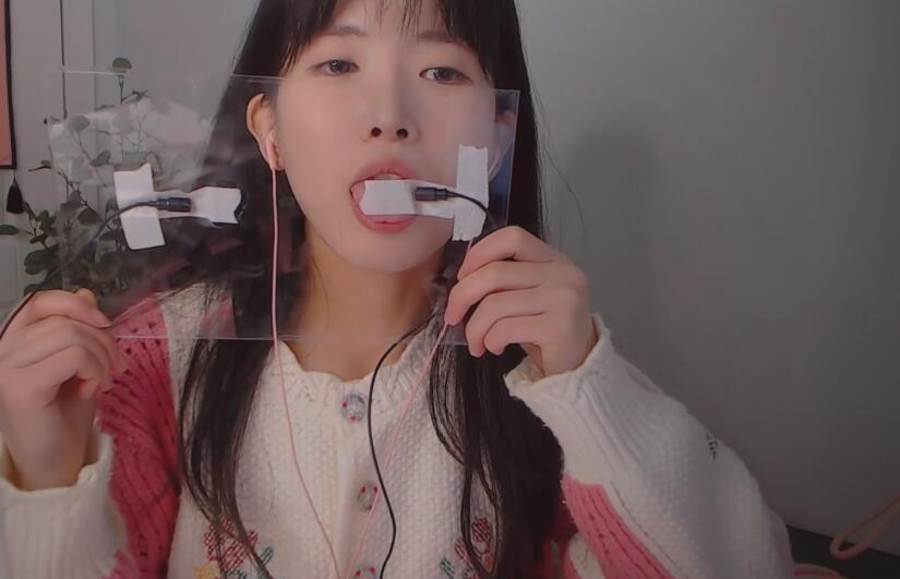 芝麻对辣 ASMR 对着小麦又亲又舔 近距离舔屏.