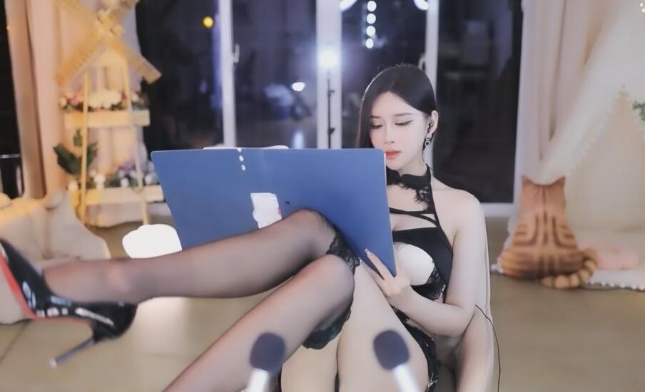 小恩雅剧情女王调教处男小狗.