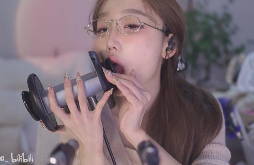 酥酥学姐 金丝眼镜的舔耳~温柔的舔舐.