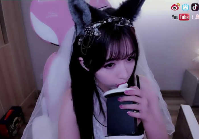 小女巫露娜ASMR助眠/舔耳/强烈的口腔音.