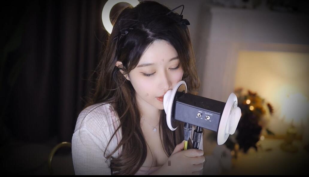 大伊伊 帮老公掏耳朵.