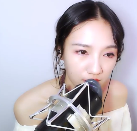 斗鱼贝拉小姐姐asmr舔耳助眠 口腔音超长时间.