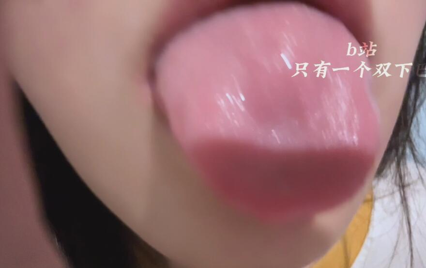 只有一个双下巴 舔手指.