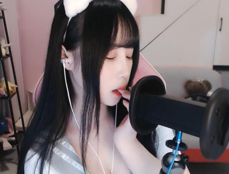 斗鱼尤猫醒醒飞机福利吃手指.