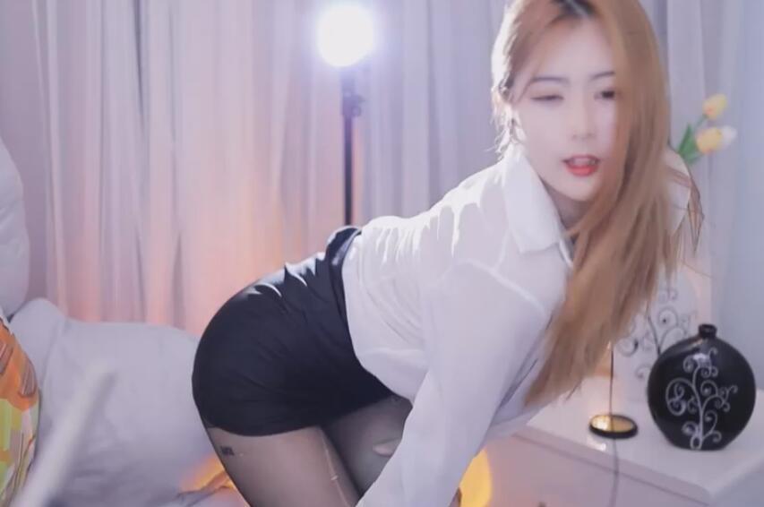 虎牙姜姜有点辣 福利 秋秋很困.