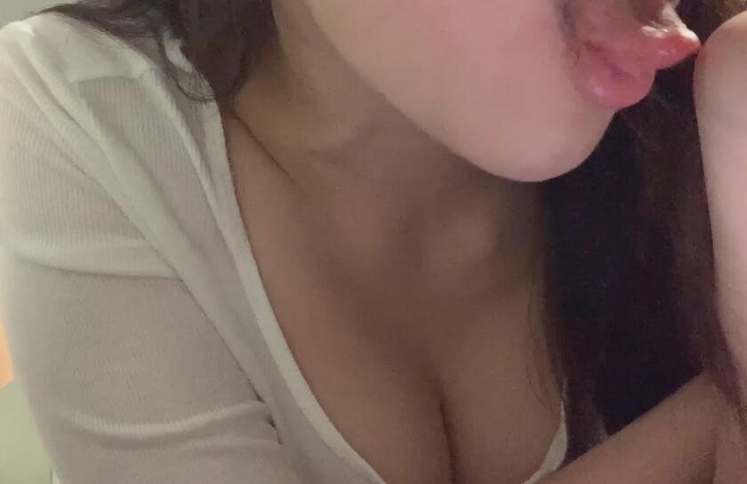 眠羊要睡香香觉 趴在床上舔手指.