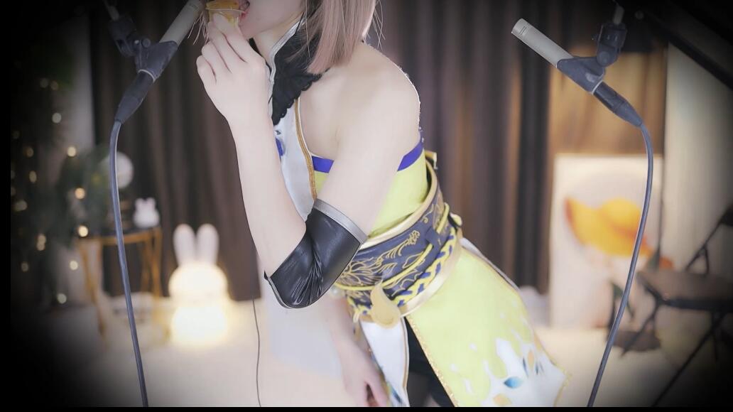 虎牙阿稀稀大魔王  胡桃COS装：舔耳.