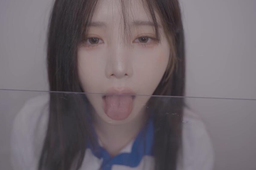 Yoonying ASMR 俱乐部房间里清理和舔丙烯酸.