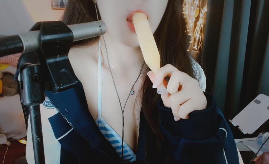 虎牙绮夏 吃冰棍.