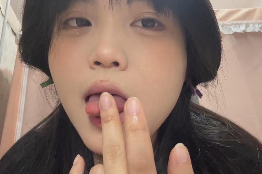 小也睡不醒 舔手指.