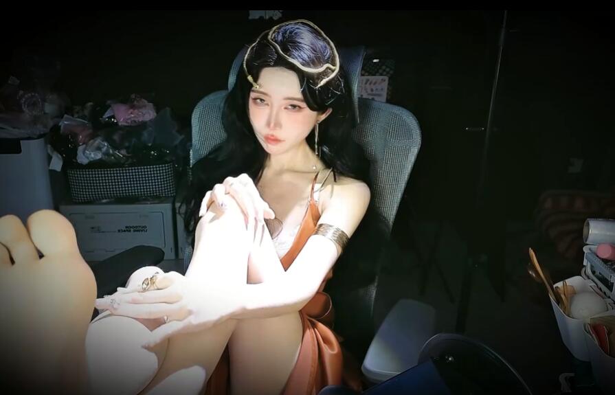 秋水20250501异域蛇女-异域风情蛇女の孔雀鱼近距离怼脸.