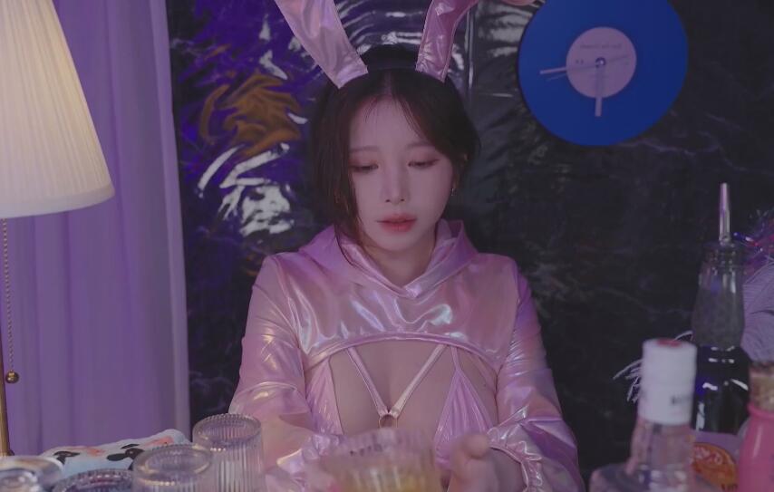 Yoon ying ASMR给你带来安慰的调酒师兔女郎.