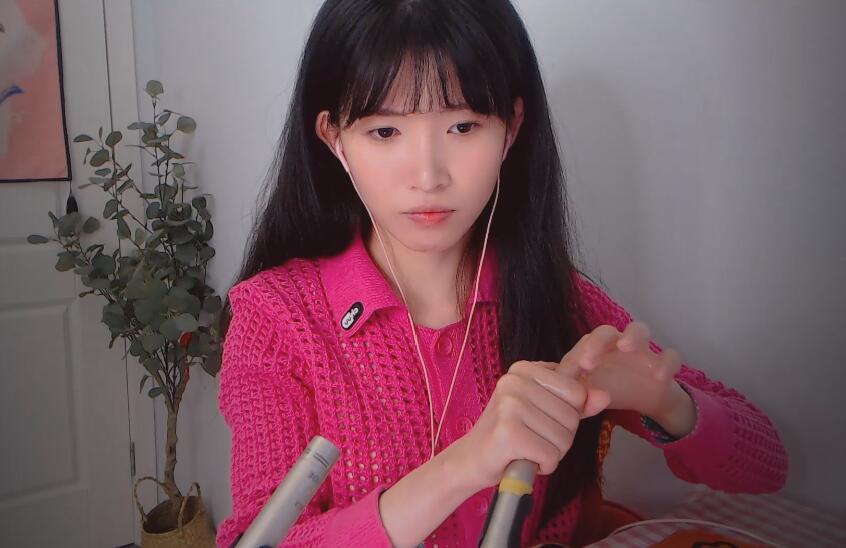 芝麻对辣 搓入耳朵的芦荟胶 口腔音 挂满乳液的手指摸眼.