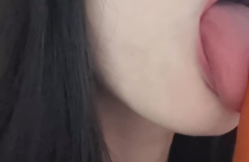 Nana困薯 舔胡萝卜.