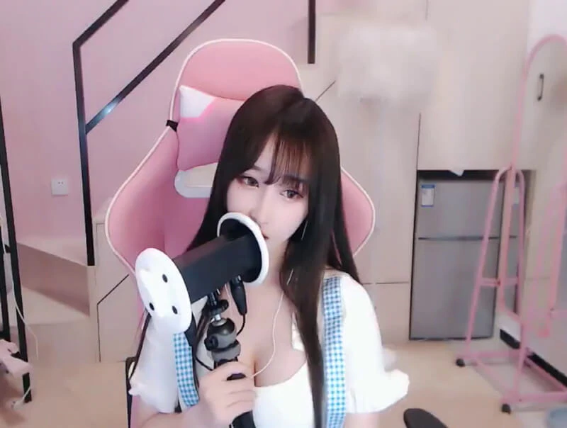 尤猫睡不醒 舔耳.