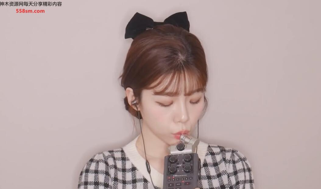 yeonchu ASMR 助眠 ASMR  fast trigger words & nibbling mouth sounds.