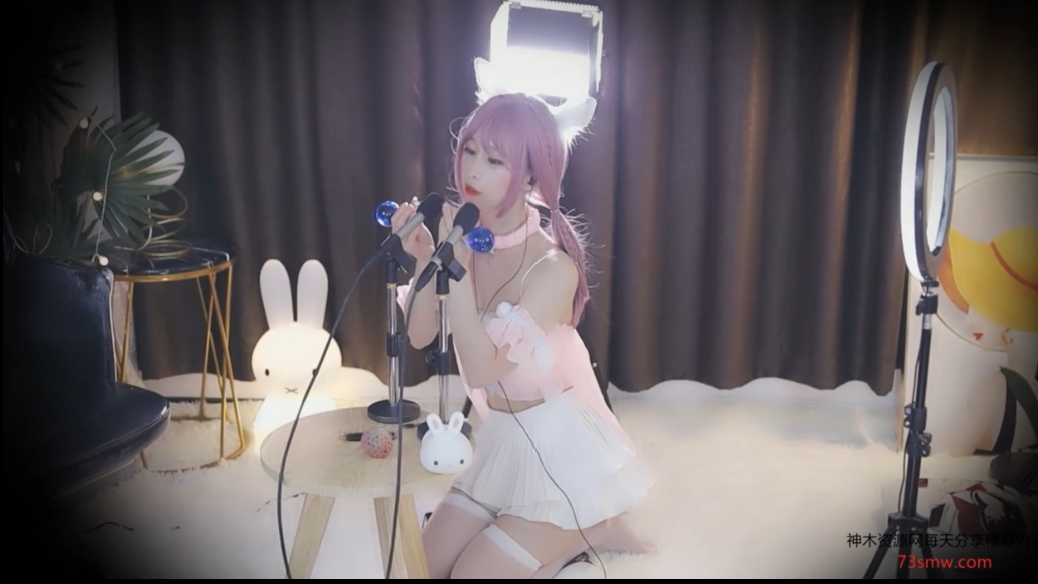 虎牙阿稀稀大魔王粉兔子cos.