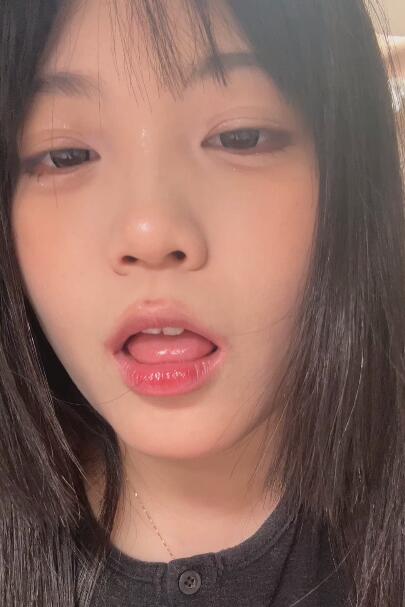 小也睡不醒 近距离伸舌头舔屏.