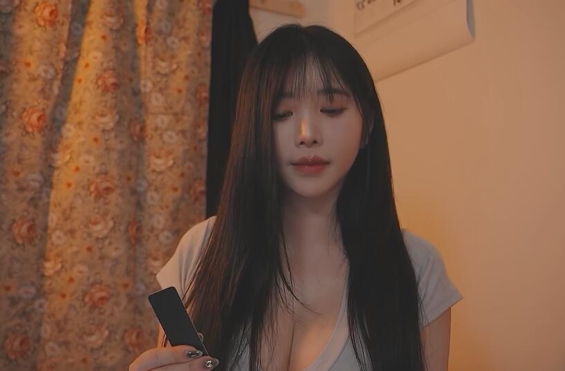 Yoonying ASMR 在安静的乡村旅馆里.