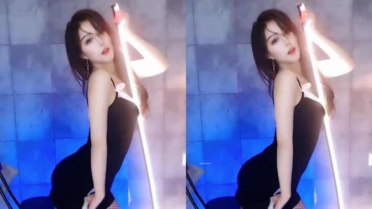 【虎牙桃一/尤娜恩雅】极品大烧货 定制热舞福利合集！18