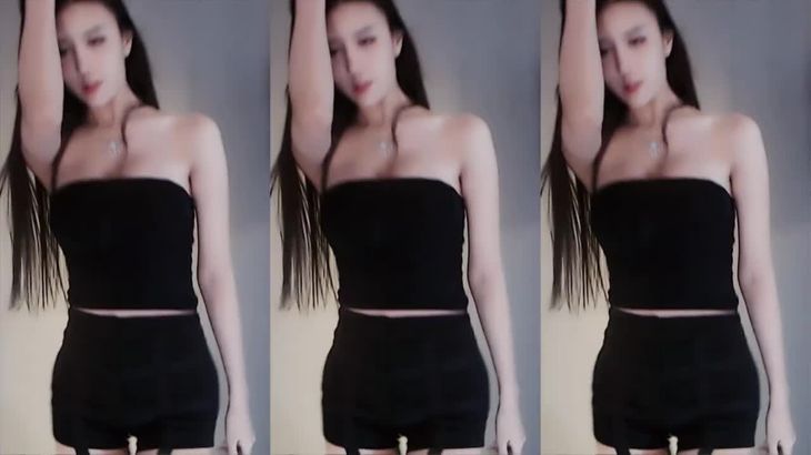 【斗鱼秀秀】牛仔上衣黑丝短袜热舞