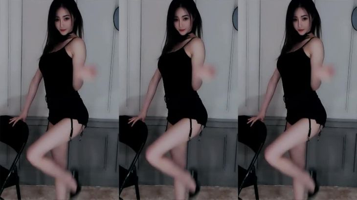 【斗鱼小Q呀】诱惑黑色超短裤热舞